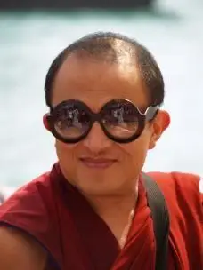 揭秘"活佛"仁波切:恋多女 曾戴假发胸罩现街头