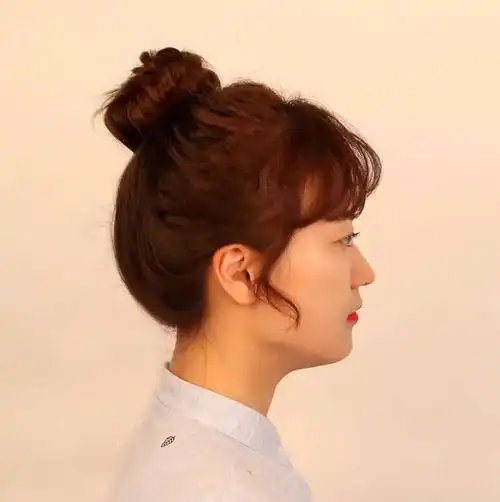 夏日发型推荐清爽可爱的丸子头