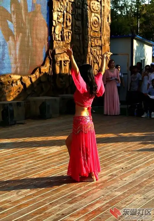 比基尼大赛—秀肚皮舞