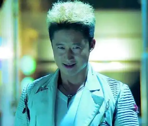 吴京少年成名,早年的《太极宗师》《杀破狼》《小李飞刀》等被观众