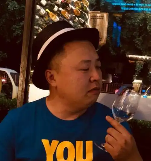 阎鹤祥戴圆帽搞笑自拍被调侃像布朗熊两字透露旅行计划已开启