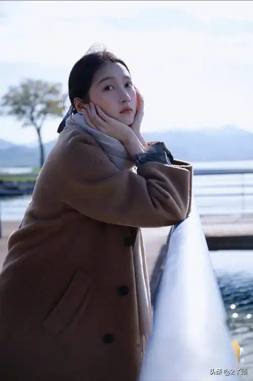 关晓彤海边风大片曝光,低挽长发搭配卡其色大衣,围巾增添时尚感_照片