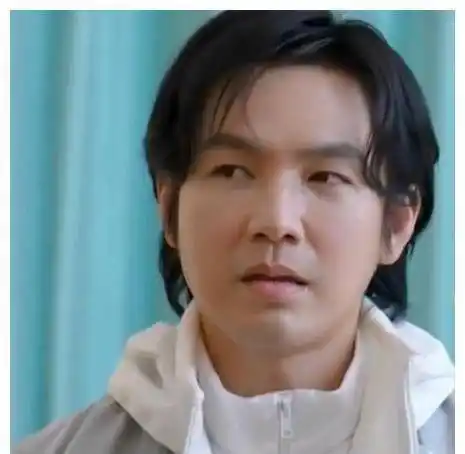 "假冻龄男神"被揭穿,脸肿,僵硬,笑不出来,47岁钟汉良发福变了模样