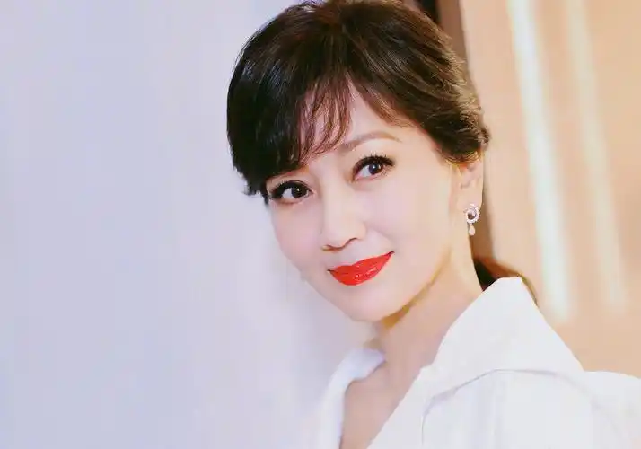 66岁赵雅芝晒照,白衣红唇气质佳