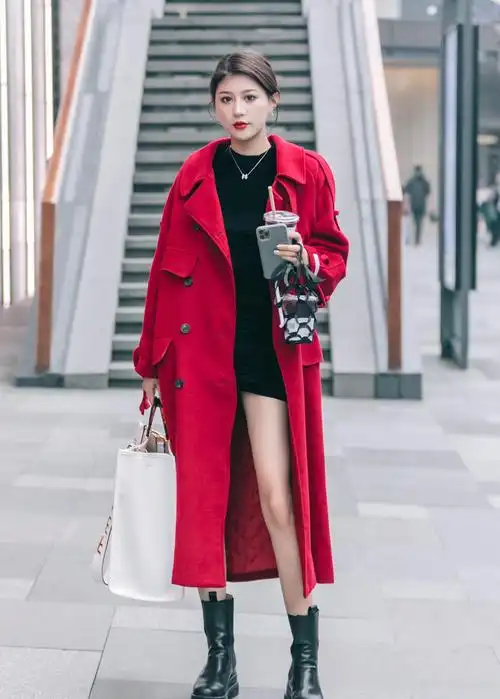 对于喜欢穿裙子的女生来说春天的裙子可以选择毛衣裙