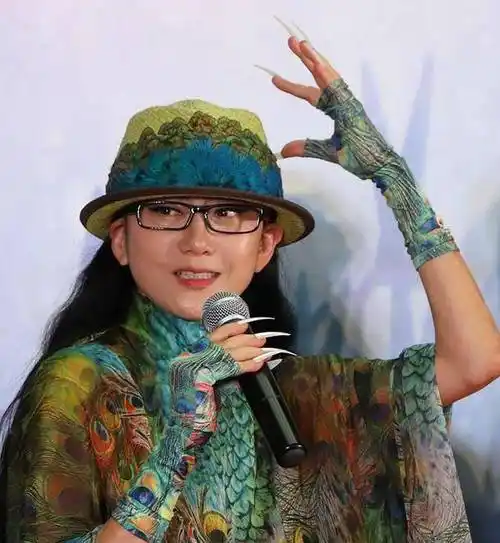 65岁杨丽萍近照曝光,白头发特别明显,左手撑着腰小腹隆起_网友_因为