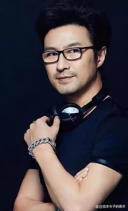 前辈来也只是汪峰学员,张国荣好友曝光好声音内幕,合约要签九年