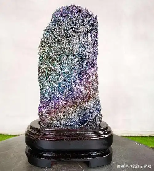 天然七彩矿石,阳光下更显晶光闪烁,五彩缤纷