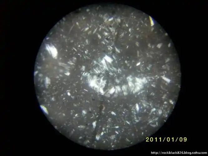 成器后风化层中的透闪石显微纤状结构,正交偏光,倍率200.