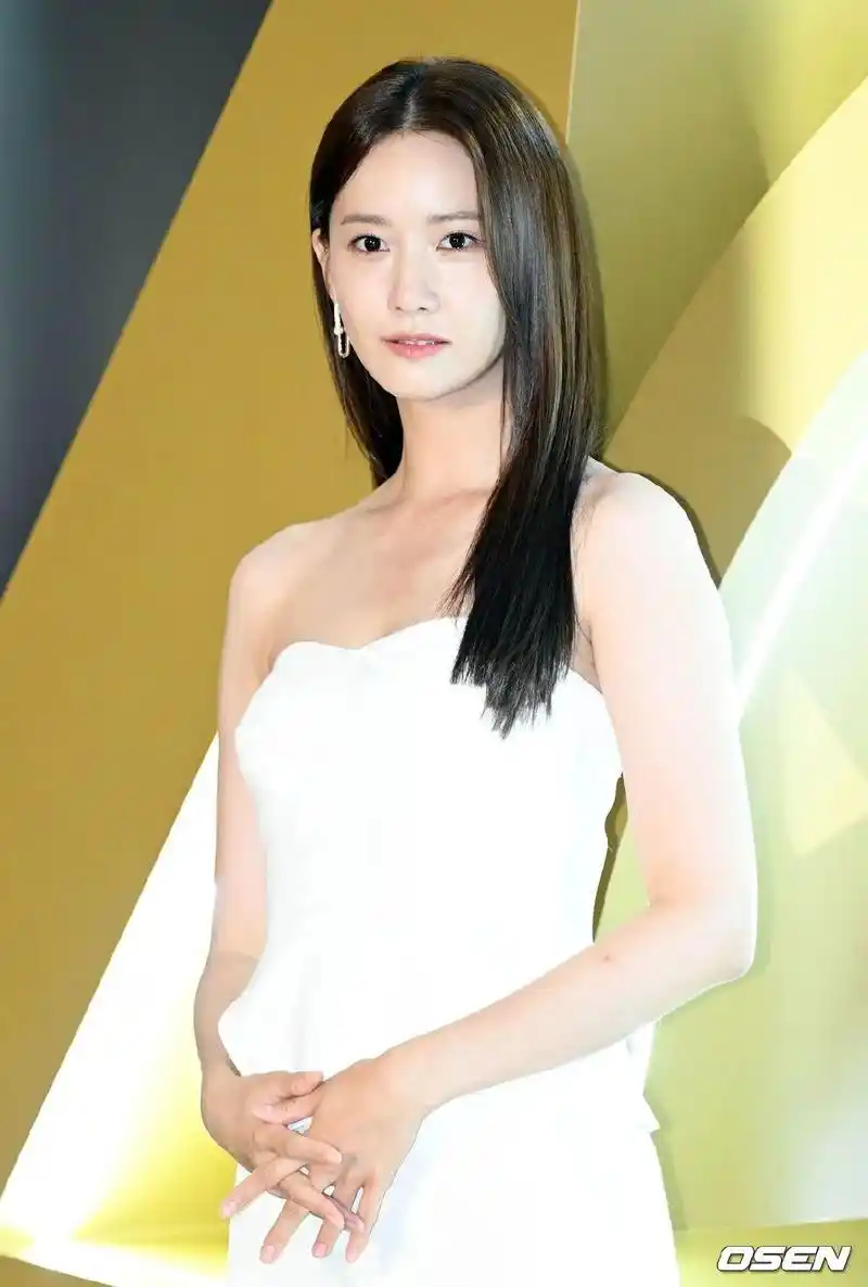 组图:林允儿出席活动生图 一身素白长发垂肩自带仙气