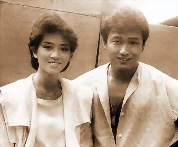 年轻时走红,被大帅哥狂追恩爱32年,今儿女双全_戚美珍_苗侨伟_周星驰