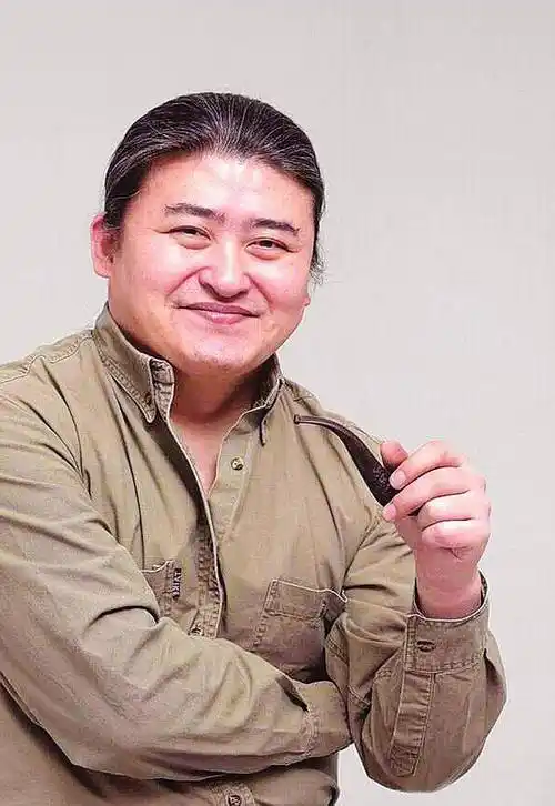 原创刘欢近照瘦出小细腿头发花白太显老与妻子如粘贴复制超有夫妻相