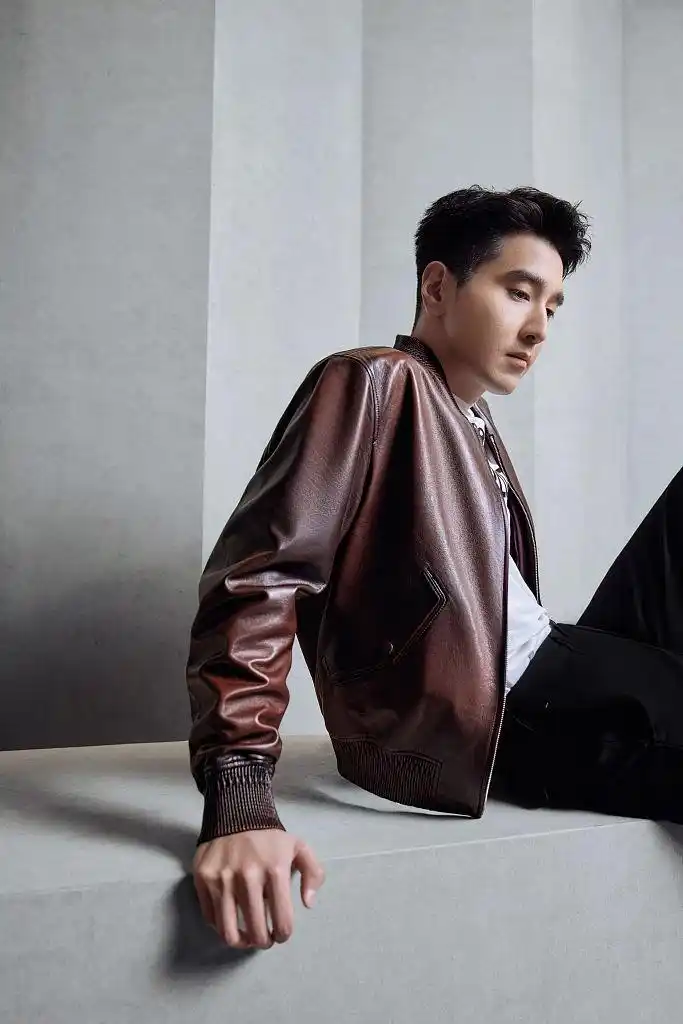 赵又廷发布造型写真 休闲穿搭尽显潇洒干练