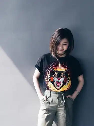 盈禾:邓紫棋短发现身低头浅笑酷劲足 网友称期待新歌