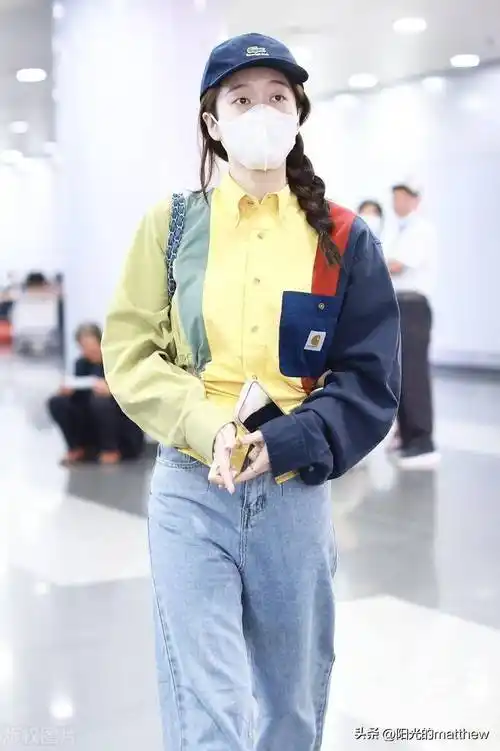 街拍:张雪迎彩色短衬衫 牛仔裤 chanol牛仔包活力时尚_机场_北京