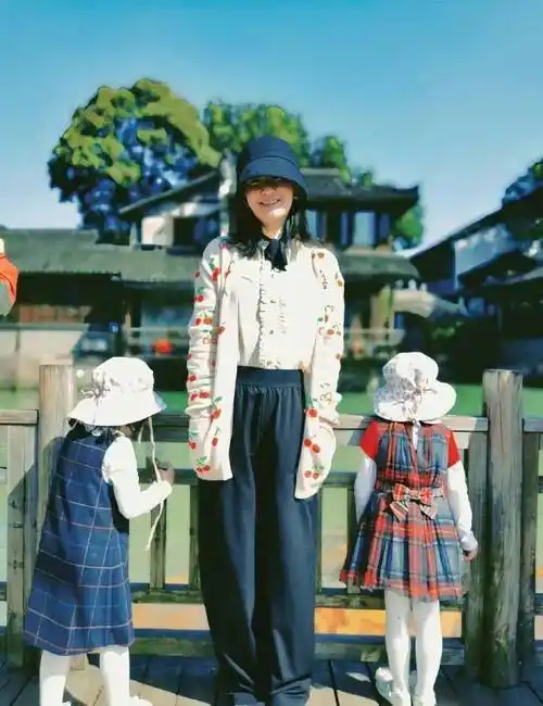 谢娜为双胞胎女儿庆生,5岁跳跳俏俏球场奔跑,一个像爸一个像妈_妈妈