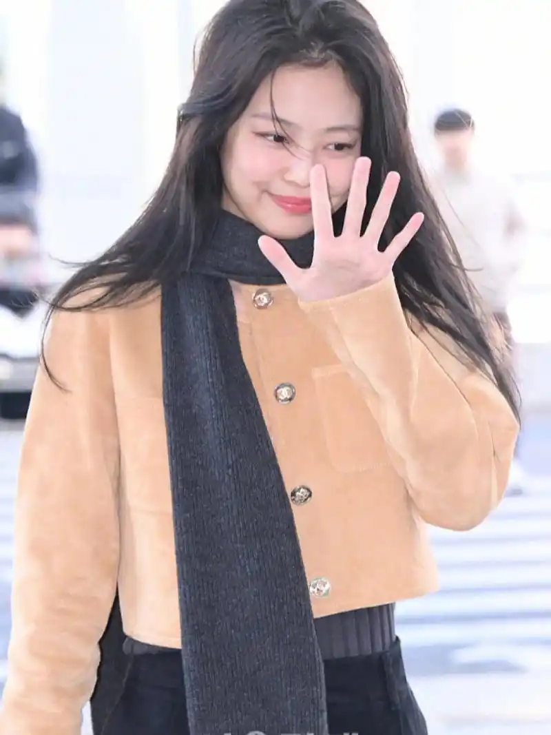 jennie今日前往法国看秀,成为金老板后,身上流露出的松弛感愈发迷人!