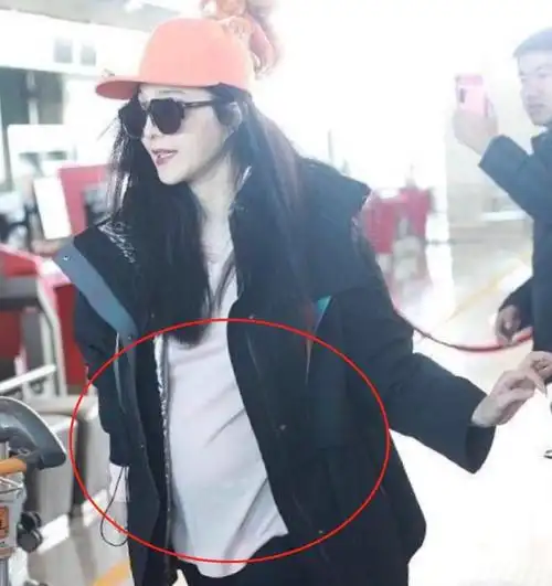 范冰冰的肚子上热搜后,又被拍到边吃边逛超市,女神形象都没啦_样子