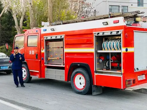 "———开为幼儿园119消防日主题活动 写美篇孩子们勇敢的爬上消防车