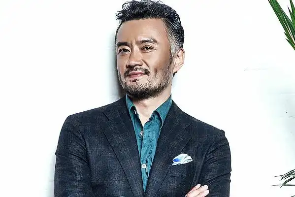 男人不怕老,年龄越大越有味道,演员曹卫宇就是如此