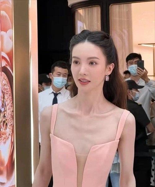 金晨出席活动,排骨胸全程抢镜,犹如"行走的衣架"