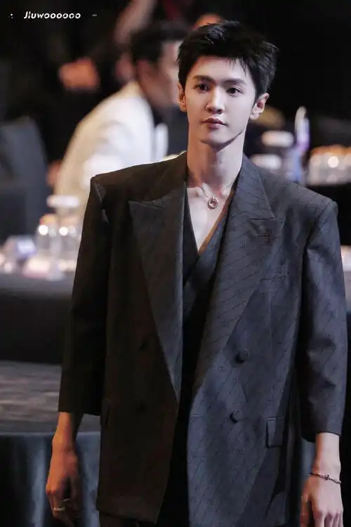 陈哲远##陈哲远李瓒##陈哲远微博之夜要帅得让人生气