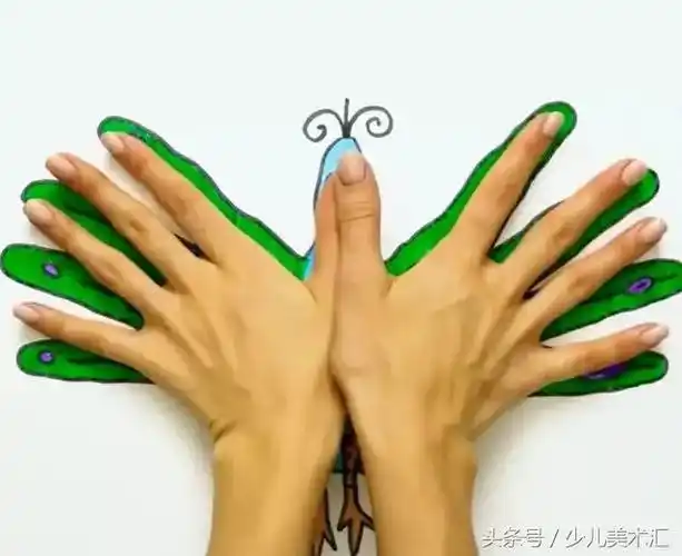 师岗镇中心幼儿园大一班手工绘画手掌孔雀