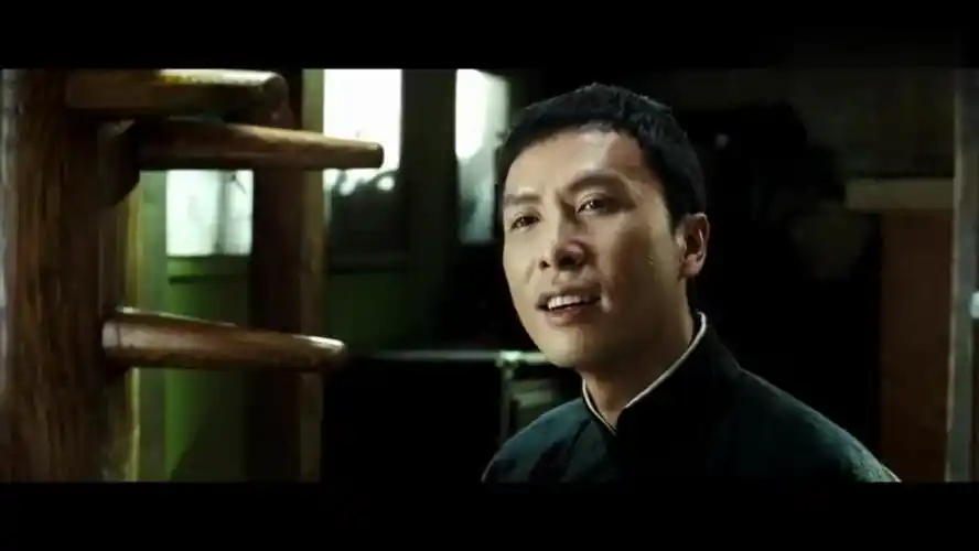 小男孩找叶问学咏春拳,叶问:你叫什么名字?小男孩:李小龙!