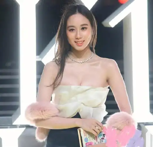 何超欣亮相时尚盛典k11night