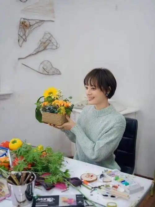 孙俪生活照流出,穿素色旗袍品茶好雅致,留长发后更显端庄温婉了_显得