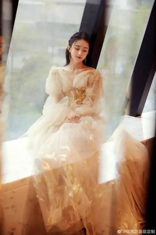 2021 bazaar icons盛典,#赵丽颖#演绎guo pei "高定年代"系列高定礼服