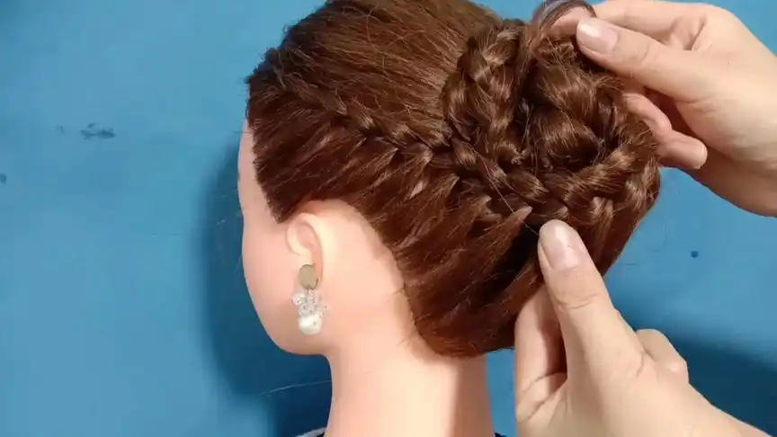 婆婆参加婚礼这样盘头发,发型减龄气质又显发量,手法也不难