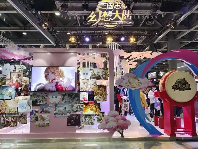 《光遇》的展台相对于其他游戏的展台就孤单很多了,就像光遇这个游戏