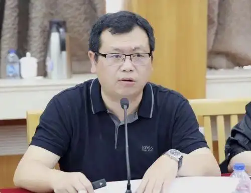 青村镇党委委员,副镇长杨斌斌通报老街规划建设工作推进情况.