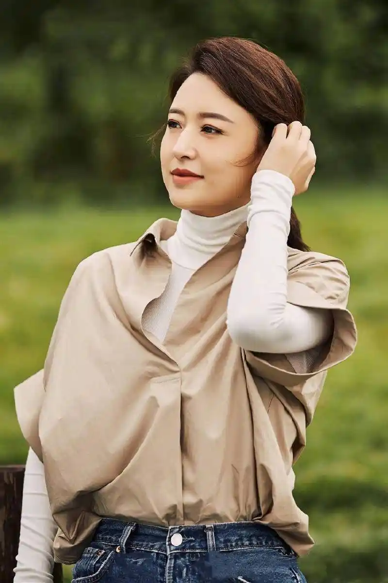 央视主持张蕾41岁好美穿高领衫天鹅颈迷人简单搭配气质不掉线