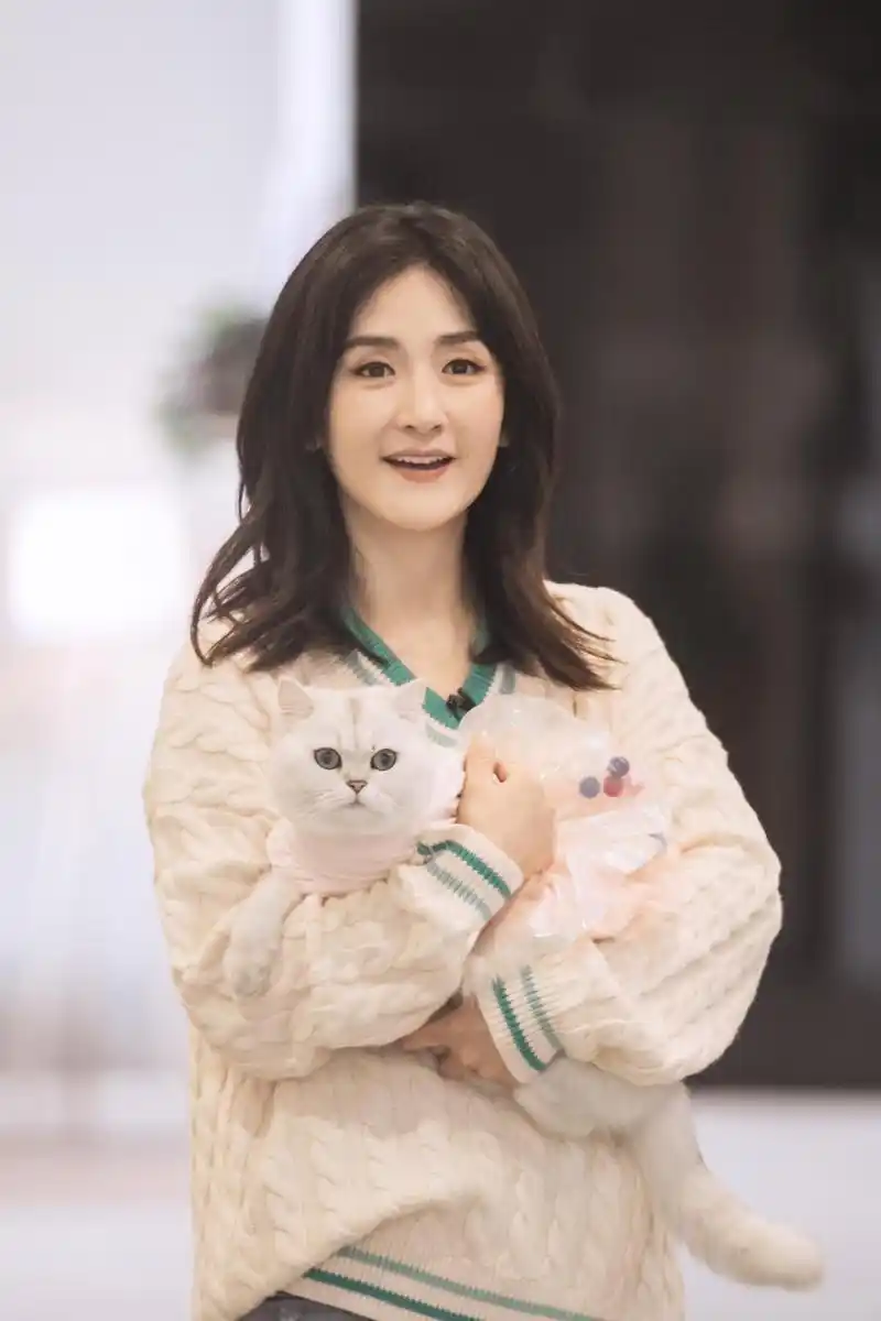 组图:谢娜学院风毛衣搭牛仔裤简单舒适 披散长发似温柔学姐