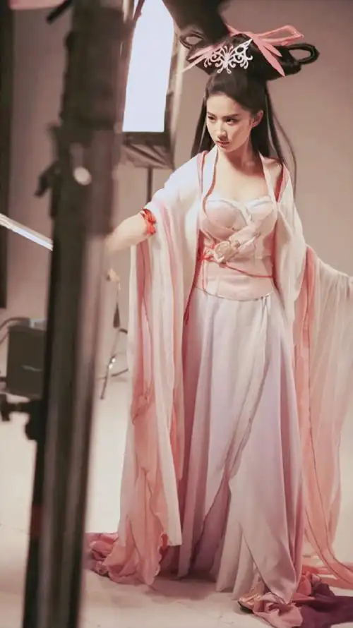 刘亦菲"突破自我"穿粉色抹胸裙扮演聂小倩