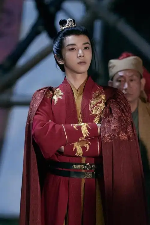 组图华晨宇萌探2cos庞统红衣古装加羽扇帅气俊朗