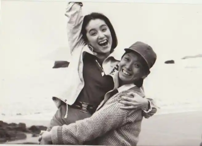 我翻遍了旧资料,选了几张刘姐帮我拍戏的照片,刘姐和我一样,最不