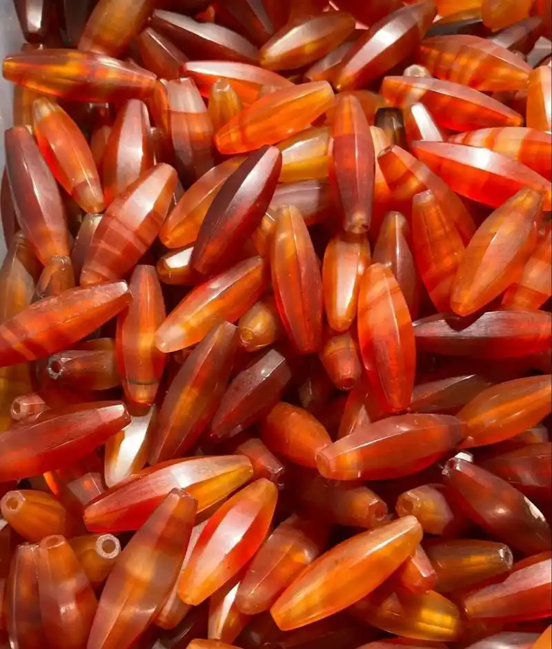 老玛瑙珠子有着丰富的寓意和象征: - 吉祥如意