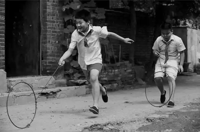 农村80后自娱自乐的童年生活滚铁环弹玻璃珠哪个你印象最深