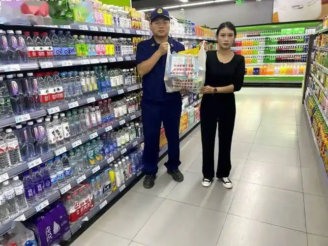 拓宽宣传渠道,提高群众消防安全意识,大队积极联合辖区郑辉超市巧用