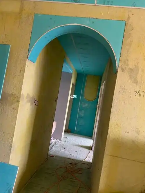 从一开始设计就要加的拱门,昨天木工师傅给装好了.