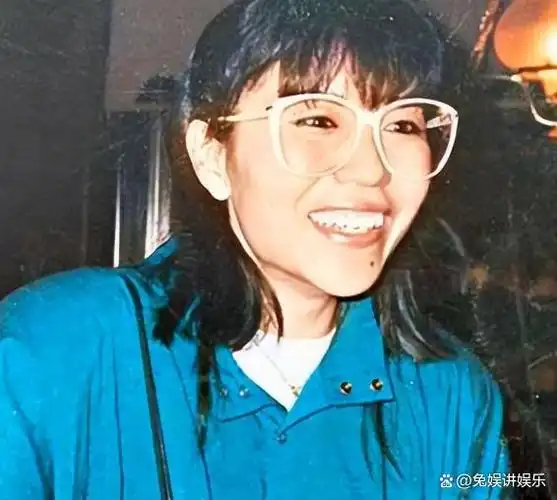 谭咏麟,跟妻子丁克,跟情人生子,原配含泪出家,家产给儿子