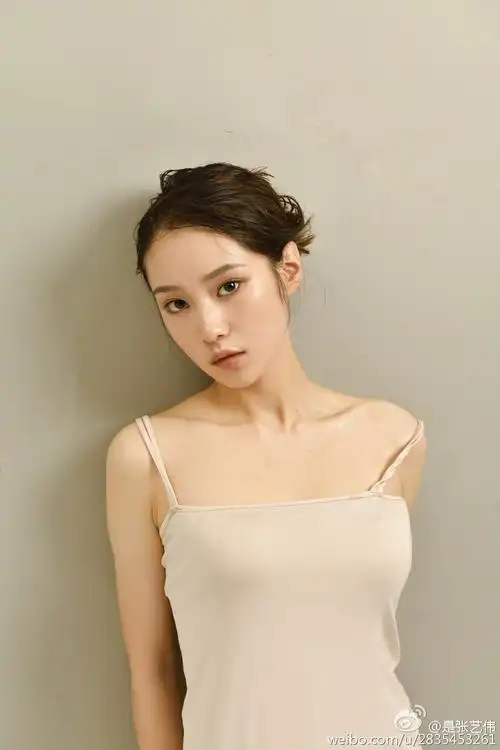 性别:          女职业:          演员更多中文名:          张艺伟