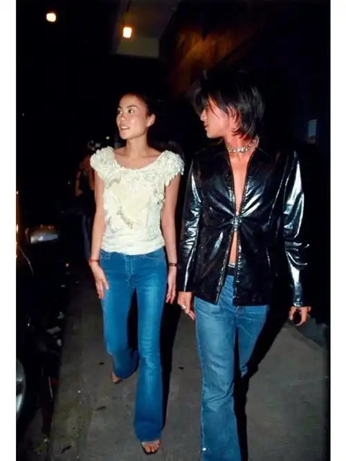 谢霆锋王菲被拍到一起出行在20岁的时候就在记者面前牵手高调示爱