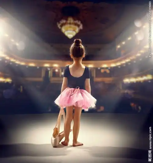 舞台上的女孩图片