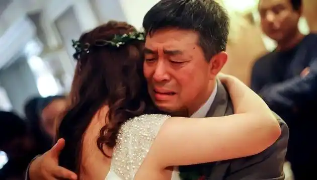 婚礼后,新娘和父母伤感分离的这些场景,瞬间戳中无数人的泪点!