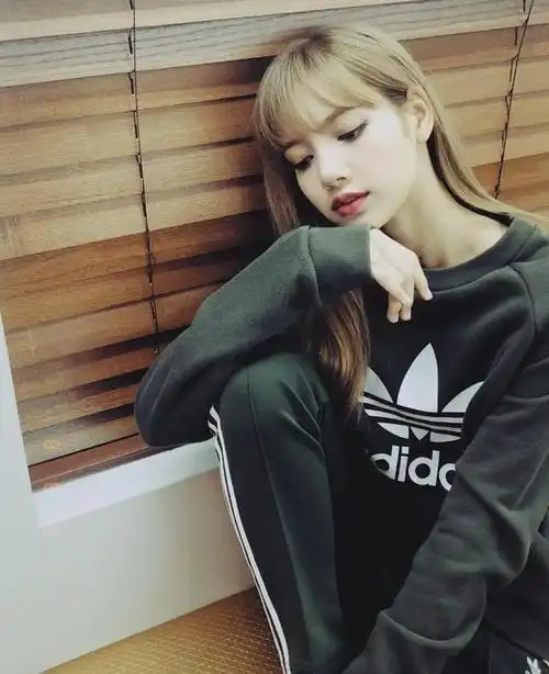 曝lisa疯马秀彩排视频疑流出,被嘲身材一般,跳到只剩白色战靴了