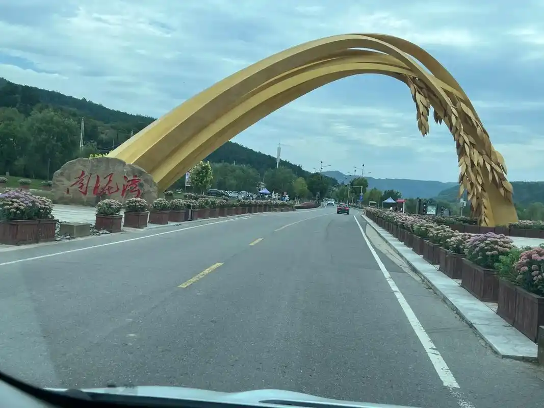 游延安南泥湾镇如今的南泥湾风景秀丽环境优美空气清新尤其是南泥